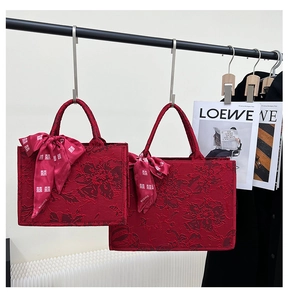 Détails des sacs de mariée en jacquard rouge avec foulard en soie et motifs festifs