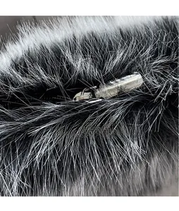 Gros plan d'une fermeture éclair en métal sur un sac à bandoulière en peluche douce
