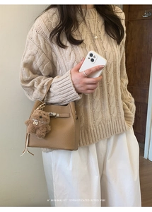 Brown litchi grain bucket bag with rotating metal lock and plush bear pendant