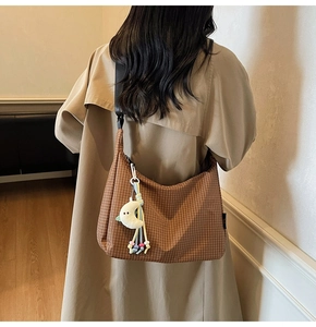 Sac hobo en toile à carreaux marron avec pendentif peluche lune blanche