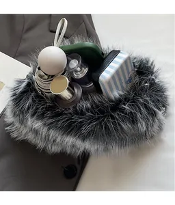 Détail du sac en peluche noir et blanc montrant l'intérieur spacieux pour divers objets