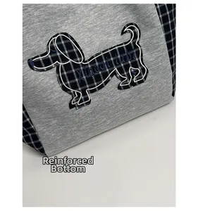 Détail du fond renforcé épais et de la broderie sur le sac cabas en toile à carreaux