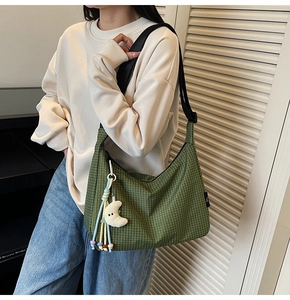 Sac hobo en toile verte à carreaux avec breloque lune et pampilles colorées