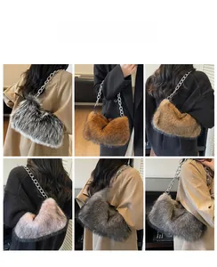 Détails de sacs à bandoulière en fausse fourrure colorée avec chaînes en métal argenté
