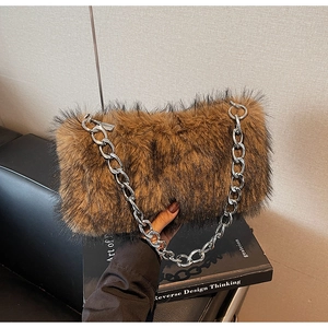 Vue détaillée du sac à bandoulière en fausse fourrure marron avec chaîne en argent