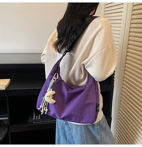 Vue arrière du sac hobo à carreaux violets avec bandoulière large et pendentif lune