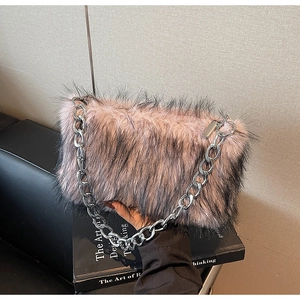 Détail du sac bandoulière en fausse fourrure dégradé rose et noir avec chaîne argentée