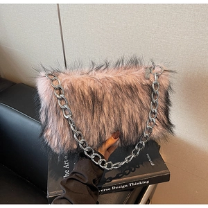 Détail du sac à bandoulière en fausse fourrure avec dégradé rose et noir et chaîne argent