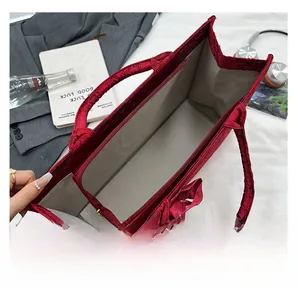 Vue intérieure du sac cabas de mariée rouge avec compartiment central zippé et doublure