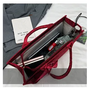 Sac fourre-tout rouge en jacquard grande capacité montrant ordinateur et accessoires