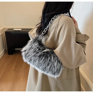 Détail du sac d'épaule en fausse fourrure grise et blanche avec grosse chaîne en argent