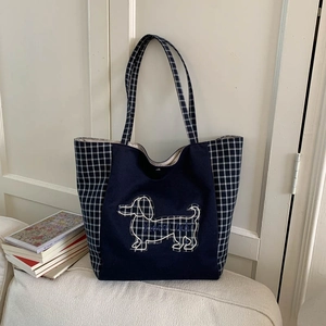 Détail du sac cabas en toile avec tissu à carreaux bleu marine et broderie teckel