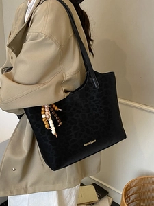 Grand sac cabas noir avec gaufrage léopard et breloque en perles colorées