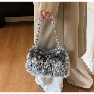 Détail d'un sac à bandoulière en peluche avec chaîne et fourrure grise et blanche