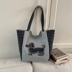 Détail d'un sac cabas en toile patchwork avec motif à carreaux et broderie teckel