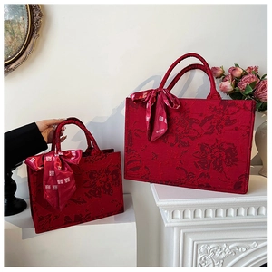 Détails de sacs de mariage rouges avec jacquard floral et écharpe en soie festive décorative
