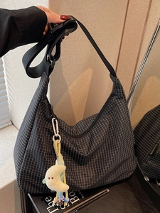 Sac Bandoulière en Toile à Carreaux pour Femmes Forme de Dumpling Grande Capacité Sac Hobo Décontracté Quotidien Avec Charme Lune en Peluche