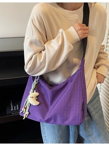 Sac hobo en toile à carreaux violets avec bandoulière réglable et charme de lune doux