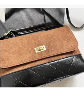 Detailaufnahme der zweifarbigen Handtasche mit Rautensteppung und goldenem Drehverschluss