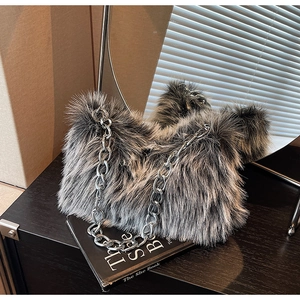 Détail du sac à épaule en fausse fourrure avec motif léopard et chaîne en métal