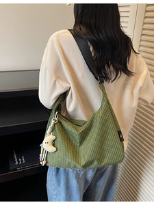 Sac hobo en toile à carreaux verts de grande capacité avec pendentif lune doux