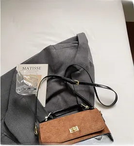 Details der Vintage Umhängetasche mit Rautensteppung und goldenem Drehverschluss