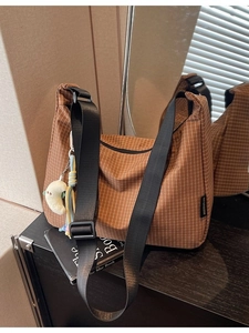 Sac hobo en toile à carreaux marron avec bandoulière large et charme de lune doux