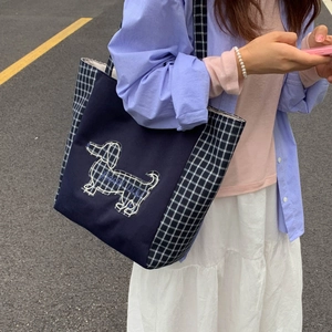 Vue détaillée du sac cabas en toile avec empiècement à carreaux et broderie chien