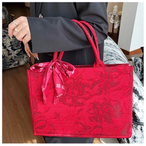Sac à main de mariée rouge avec texture jacquard florale et foulard double bonheur