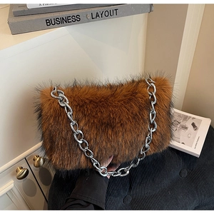 Détail du sac bandoulière en fausse fourrure marron avec chaîne en métal argenté