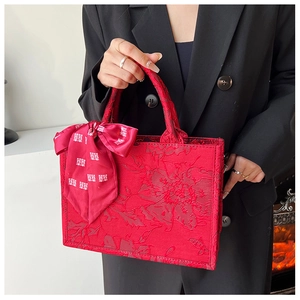Détail du sac de mariage en jacquard rouge avec foulard en soie au motif festif Xi