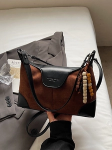 Retro two-tone suede dumpling bag with wooden bead pendant and black leather strap