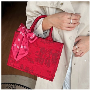 Vue détaillée du sac de mariage rouge en jacquard avec ruban de bonheur double