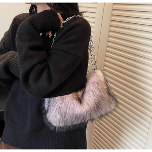 Détail du sac bandoulière en fausse fourrure rose-gris avec chaîne argentée