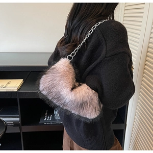 Gros plan du sac à bandoulière en fausse fourrure avec chaîne argentée et design nuage