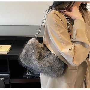 Détail du sac à bandoulière en fausse fourrure grise avec chaîne argentée