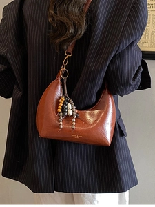 Sac sous le bras demi-lune marron vintage en cuir huilé avec breloques de perles colorées