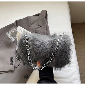 Détail du sac à main en fausse fourrure grise avec bandoulière chaîne argentée