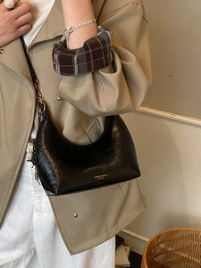 Sac sous le bras classique en cuir noir en forme de croissant avec détails dorés