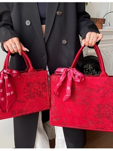 Sacs de mariage élégants en jacquard rouge avec texture florale et poignées en ruban satiné