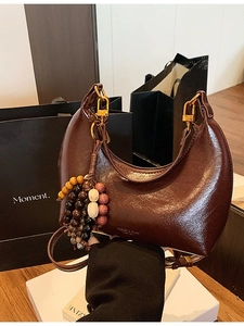Sac baguette en cuir marron foncé brillant avec gland perlé et boucle dorée