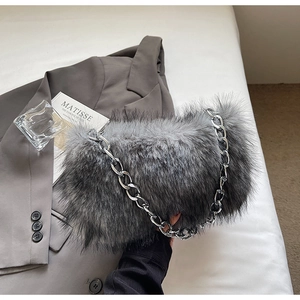 Gros plan sur le sac en fausse fourrure gris foncé avec bandoulière chaîne argentée