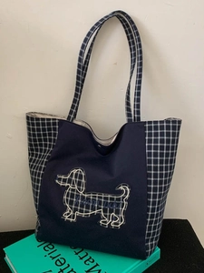 Grand sac cabas en toile bleue avec motifs à carreaux et broderie de teckel