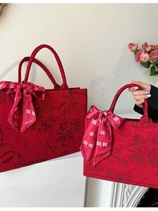 Sac à main de mariée en brocart rouge avec symbole du double bonheur doré et nœud en soie