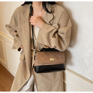 Detailaufnahme der Steppnähte und des goldenen Drehverschlusses der Vintage-Tasche
