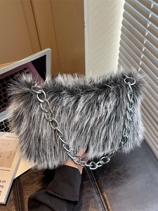 Sac à épaule chic en fausse fourrure noir argenté avec grosse chaîne en métal pour l'hiver