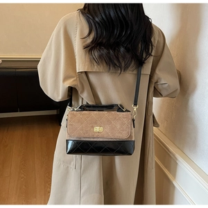 Details der Vintage-Umhängetasche mit Rautenmuster aus braunem Wildleder und schwarzem Leder