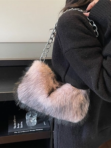 Sac à épaule en fausse fourrure pelucheuse avec dégradé violet et chaîne argentée