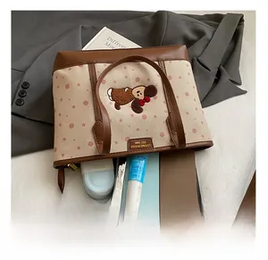 Gros plan du grand sac cabas en toile avec broderie ours montrant l'espace intérieur