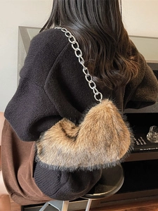 Sac bandoulière en fausse fourrure marron avec chaîne en métal argenté pour l'hiver